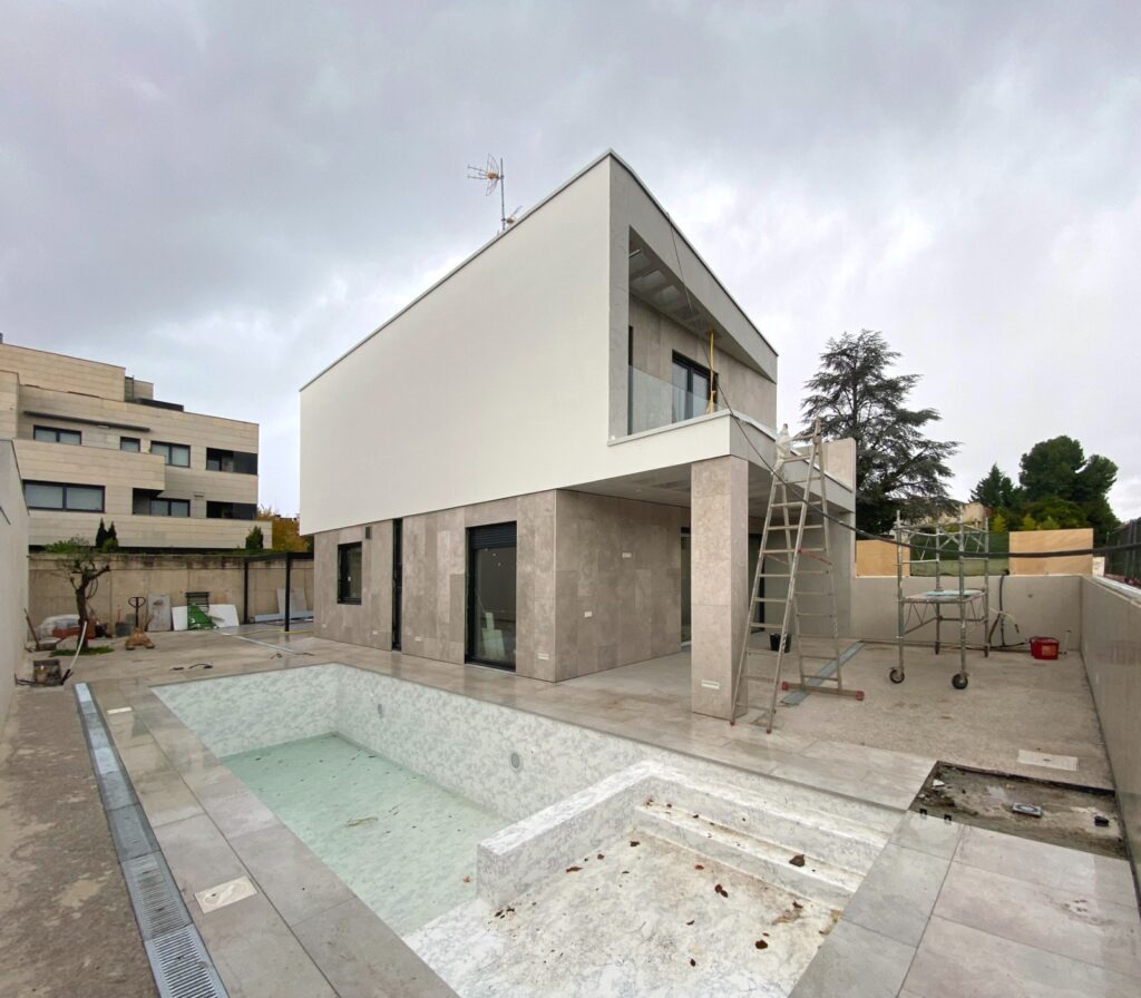 Vivienda de obra nueva con piscina y diseño minimalista